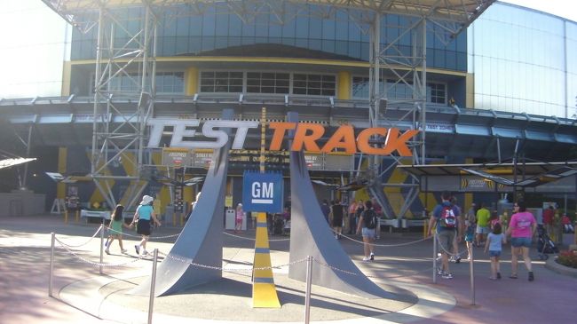 次にやってきたのは「テストトラック」。要は車型のコースターに乗り込んで急発進や急ブレーキ、スピードテストなどいろいろなテストを体感するアトラクションです。絶叫系ではないのですが楽しめました。