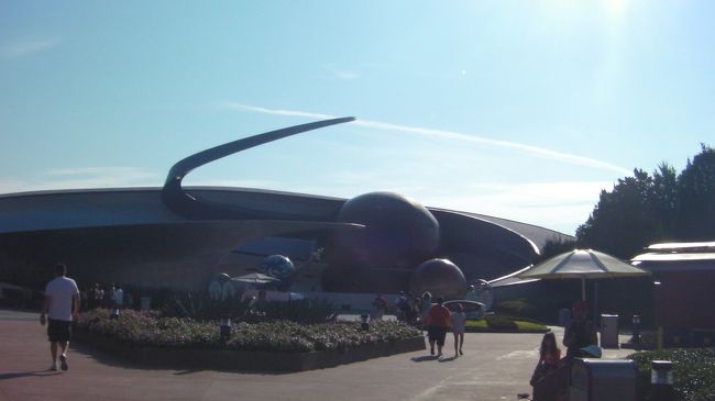 次は「ミッション・スペース」。宇宙飛行士となって宇宙船を操作しいろいろなミッションに挑戦するアトラクションです。（※このアトラクションの注意するところはロケット発射時、もの凄くＧが体にかかります。実際に顔が引きつるほどＧですので小さなお子さんだとちょっときついと思います。あと４人ごとの１チームで宇宙船に乗りこみますので４人グループで行った方がもっとこのアトラクションを楽しめます。）