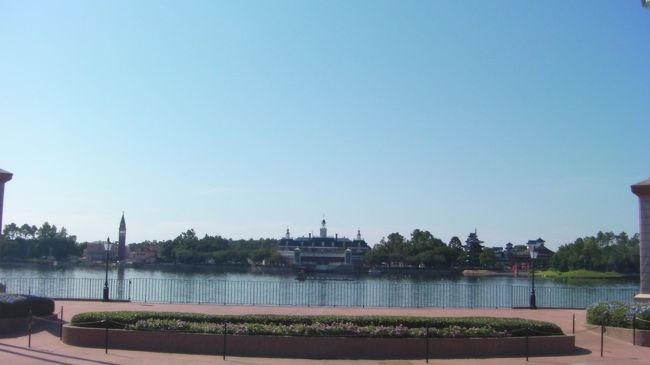 一通りアトラクションにも乗ったので、これから各国の建物が建っているワールドショーケースでブラブラしてきます。