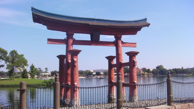 湖にある鳥居。厳島をモデルにしたのかな？