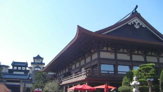 お寺らしき建物と奥にはお城。