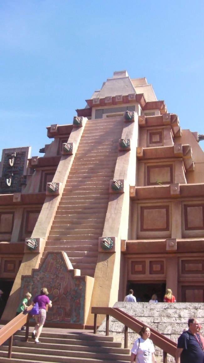 最後はメキシコ館。計１０カ国の建物がワールドショーケースに建っています。各館ごとにその地方の食べ物や土産物が売られておりプチ世界旅行が楽しめます。