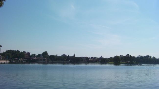 あこがれのダッフィー隊長に入隊の許可をもらったあと少し早目の晩御飯を食べに行きます。