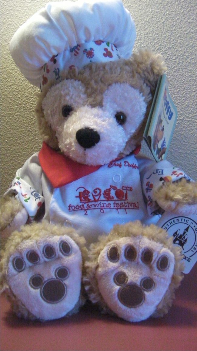 本日の収穫。エプコット限定シェフダッフィー。これはパーク内の至る所で売られていました。