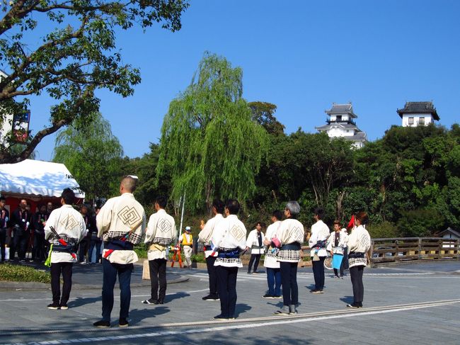 掛川城近くの祭典本部前で各地区が余興を披露する。<br />西町「奴道中」