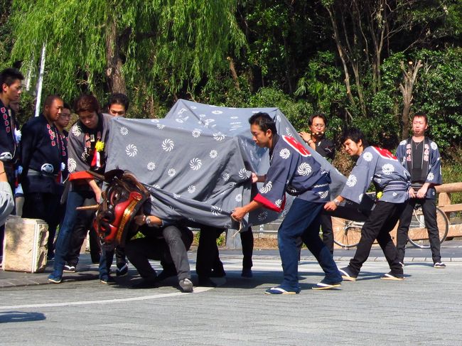 地元の長老が観光客にウンチクを披露していた。<br />何でもこの「木獅子」が掛川祭のルーツだとか<br />