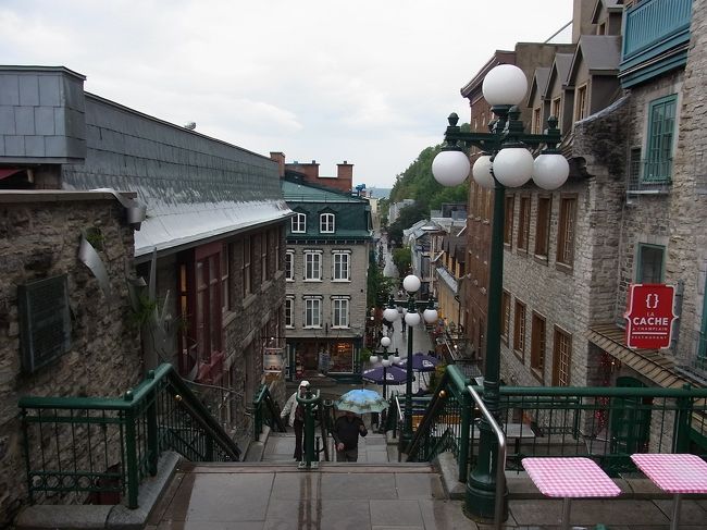 朝の首折れ階段。まだ人が少なかったので、よく見渡せました。