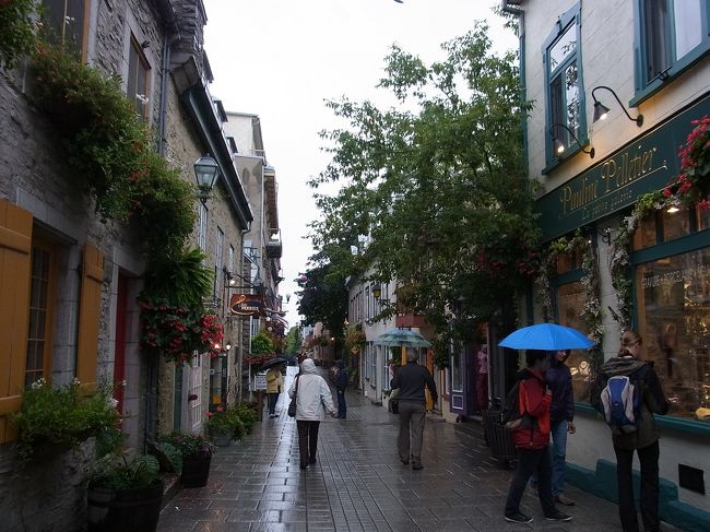 旧市街の細い道の両側はお土産やさんなどのお店が並んでいます。<br />この日はあいにく、朝から雨だったので、<br />昨日の夕方の混雑がうそのようです。