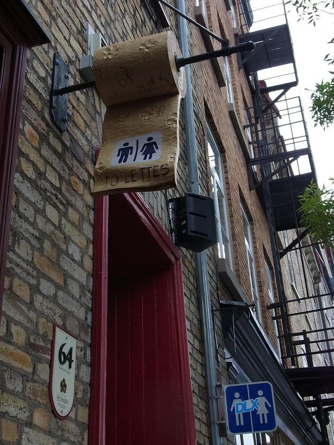 うん？？？<br />トイレットペーパーとか、売る雑貨屋さんの看板？？