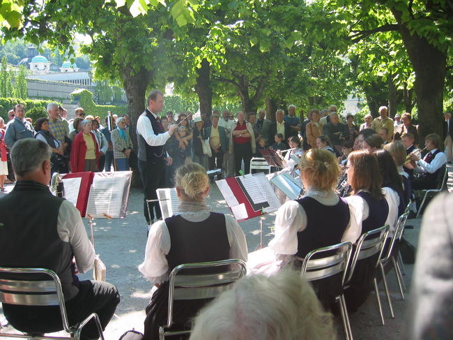 ミラベル庭園では、野外でクラシックのコンサートが行われていました。美しい庭園の中の美しい音楽は、相乗効果でどちらもさらに美しくなりますね。