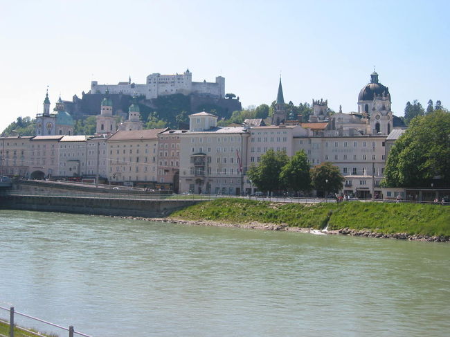 ミラベル庭園側の街から、ザルツァッハ川を挟んでホーエン ザルツブルク城が見えます。