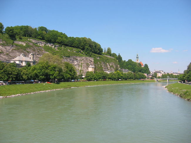 ザルツァッハ川の対岸の北向きの風景です。