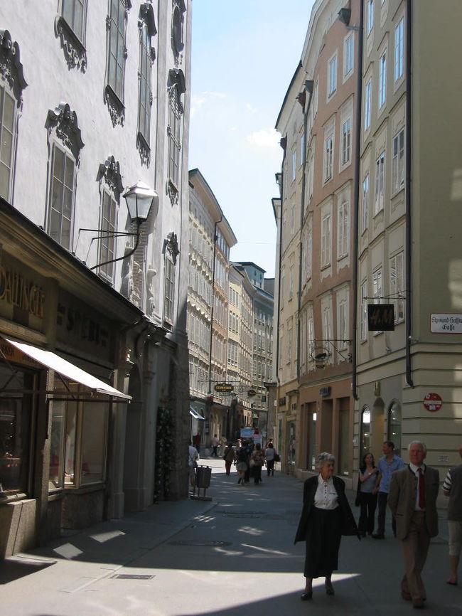 川を渡って旧市街地のメイン通りです。