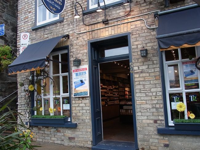 この青いひさしのお店はカナダ産、ケベック産などの地産食品のお店です。<br />メープルキャンディー、シロップ、チョコ、チャツネ、ジャムなどなど、沢山の種類があります。買うと、ひさしと同じ青い紙に包んでくれます。