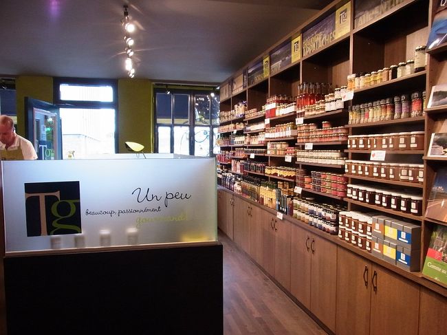 店内です。店内ぐるりと棚になっていて、<br />商品のビン詰めなどが、ぎっしりと並んでいます。