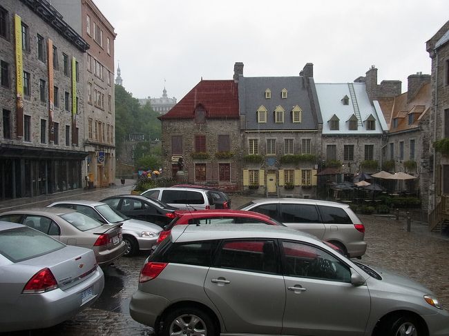 キャッチミーの教会前の広場。ロワイヤル広場と言うそうです。<br />向かい側の建物がかわいい。