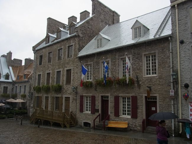 教会広場の右手の建物。<br />晴れていたら、向こうに見えるカフェでお茶したかった。