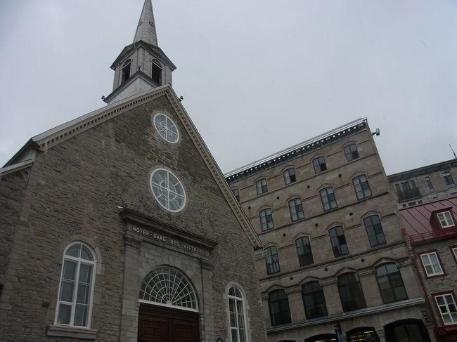 キャッチミーの教会。勝利のノートルダム寺院という名前だそうです。<br />北米最古の石の教会らしい。<br />この日は日曜のミサなので中の見学は出来ませんでした。