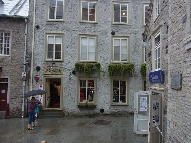 右に開かれた扉はこの建物の地下にあるshopの入り口です。<br />中では手作り品を作家さんたちが説明しながら販売しています。<br />織物のストールとか。