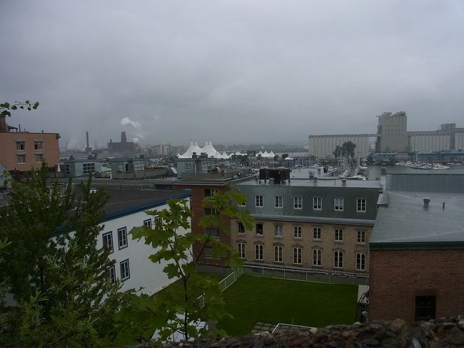 向こうに見える白いテントが気になります。<br />何なのか聞くの忘れました。<br />そういえば昨夜は、シルクドソレイユの無料のパフォーマンスを<br />見るか食事か迷って、結局、食欲に負けた我々ですが、<br />見たかったです。<br />トロントで行く予定なので、今回はがまん。