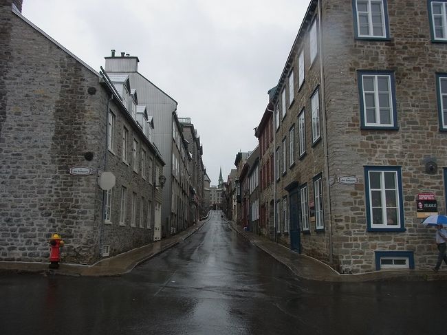 石造りの建物が続きます。