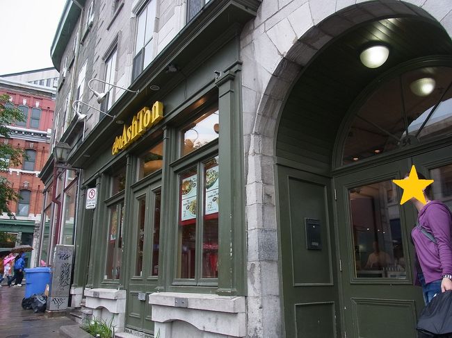 グレービーソースとチーズをのせたフライドポテトがケベックシティの名物だそうで、元祖のアシュトンに行って来ました。ここが今日のランチです。