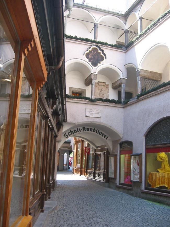 川を渡ると旧市街ですが、そこに写真のようなショウウインドウがたくさんあります。