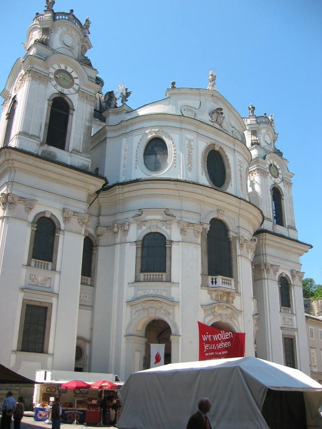 モーツァルトの生家の裏（南側）は、広場になっています。広場に面して立つ協会です。ザルツブルグはこのような真っ白な建物が多いです。