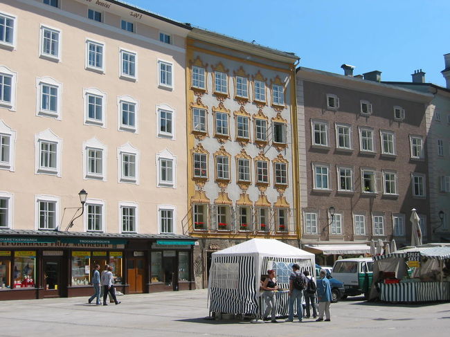 モーツァルトの生家の裏の広場です。まだ時間が早かったのか、日曜日だったからなのか、店が少ないです。