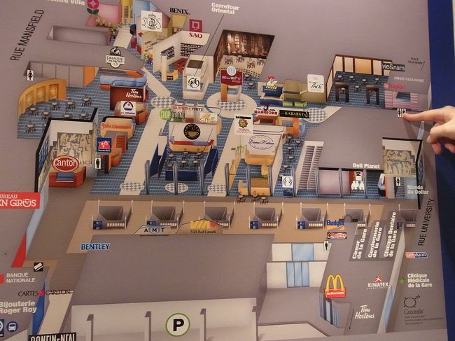 待ち時間にコーヒーでも飲もうと、駅構内のスターバックスへ行く途中見つけた案内板。立体的に描いてあり、なかなか良いアイデアです。