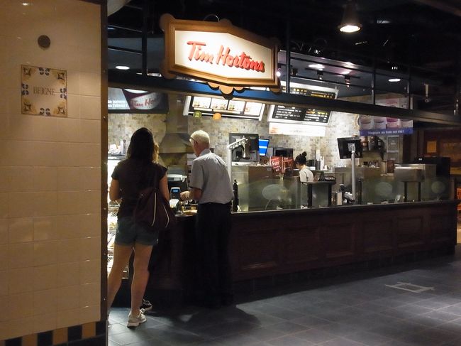 後々、何回もお世話になったカナダのスタバ？「ティムホートン」。<br />コーヒーの値段はスタバより安いし、紙コップは持つのに熱くないよう<br />二つ重ねになっています。マクドナルドも一重だったし、<br />カナダ人の発想って細やかです。<br />