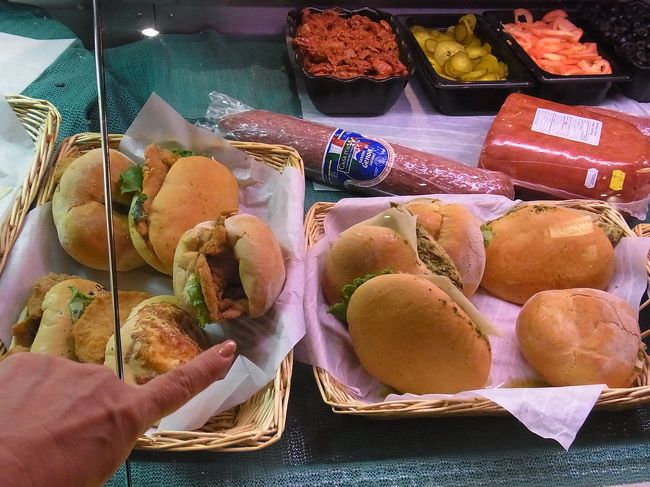 サンドイッチなど売っているお店で。<br />写真で見るより、実際はもっと大きいです。