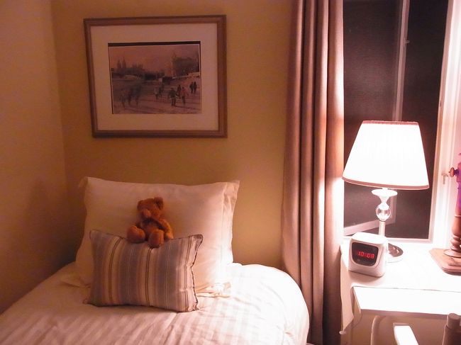 と、言うわけで、今夜は部屋に泊まれないため、<br />彼女の両親のおうちに泊まることに。<br />このお部屋は、彼女が子供のときに使っていたそうで、<br />そのままみたいです。かわいい熊さんが♪<br />日本の普通のベッドの高さより、高いので、座りやすく、<br />起き上がりやすい。ただ、子供用だから？シングルだから？<br />ものの見事に、夜中、落っこちました。<br /><br />朝は、窓の外の鳥の声で目が覚め、まるで林の中で眠っていたような、<br />そんな目覚めでした。周りには木がたくさんある、閑静な住宅街です。<br />デスパレート　ハウスワイブズに出てくるような。<br />