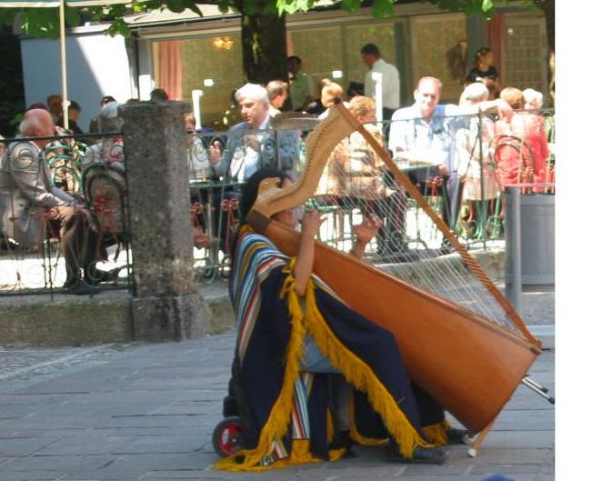 路上でハープを引いている人