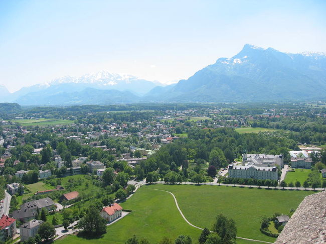 ザルツブルグ城からの風景。遠景のアルプスが本当はもっと綺麗です。