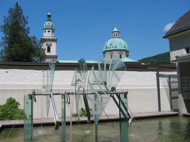 ザルツブルグ城から降りたところは、土産物屋さんですが、そこの横に水の力で動く（と思われる）オブジェがありました。