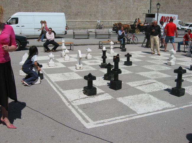 城へのケーブルカー乗降駅の横が広場になっていますが、そこにチェスをやっているところがあります。娘が勝手に触って注意されちゃいました。