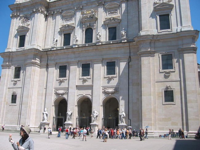 大きな白い教会です。