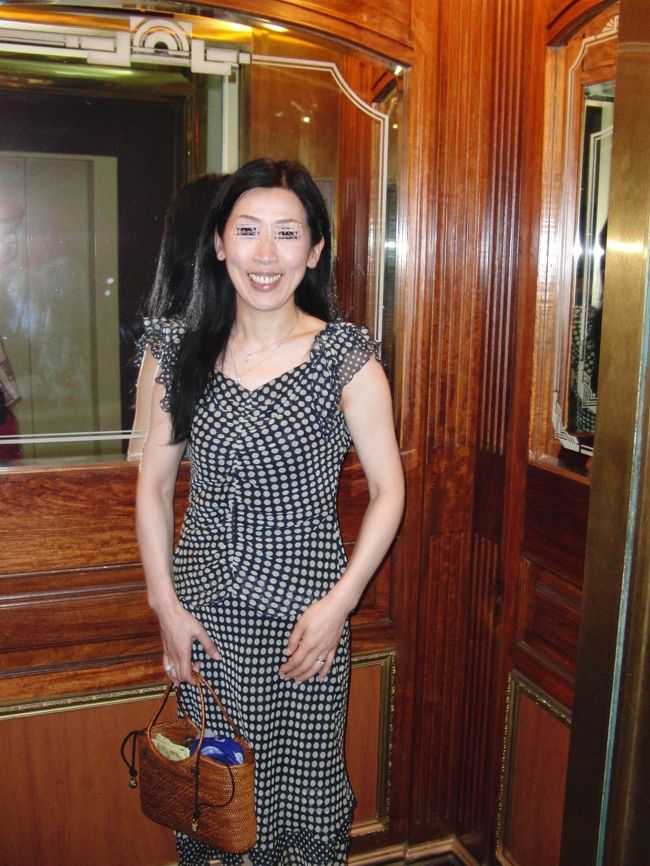 マジェスティック・ホテルの旧館エレベーター、木製です。1年ぶりのマジェスティックはやっぱりいいですね、狭いエレベーターに乗り屋上へ向かい定位置のサイゴン川が見える場所に座る。