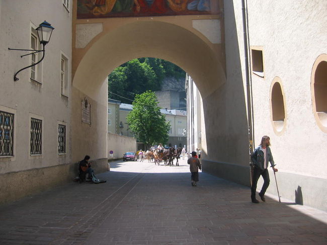 街角ですが、さりげなく楽器を弾いている人があちこちにいます。音楽の街ですからね。