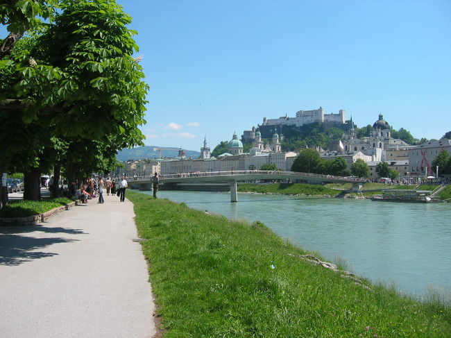 車の駐車場へ戻る道すがらです。右奥がお城です。