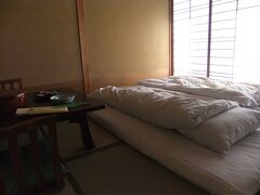 布団が敷いてあるのはチョット…。もう次の湯快リゾートでは慣れました。