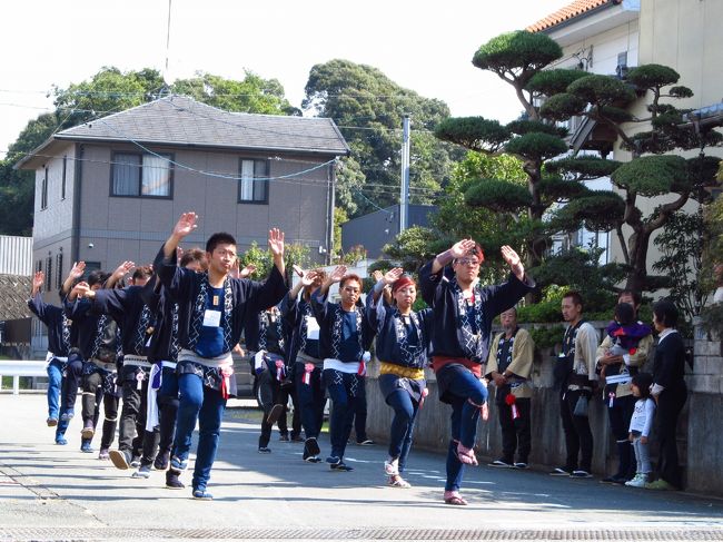 お祭り役員宅前<br />見物客に「この踊りは？」と聞くと<br />「さぁー？？」と言う返事。皆さんあまり他の地区の余興は知らないみたいだ。