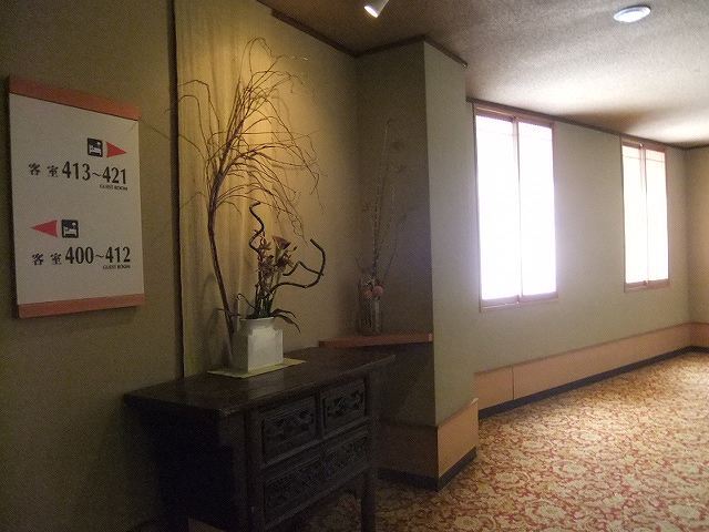 １４０８．４階エレベーター前。