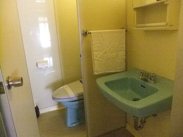 １４１０．前が狭いトイレ。洗面台。