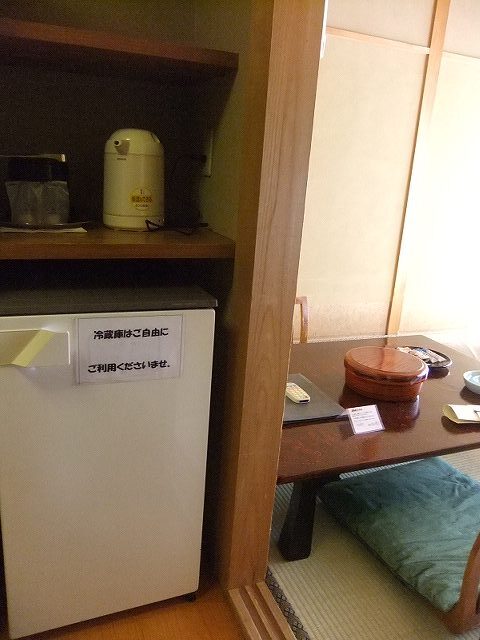 邪魔にならないように冷蔵庫はすっかり空っぽです。買ったビールを冷やしておけます。部屋が広く使えるようにテーブルを端っこに寄せます。