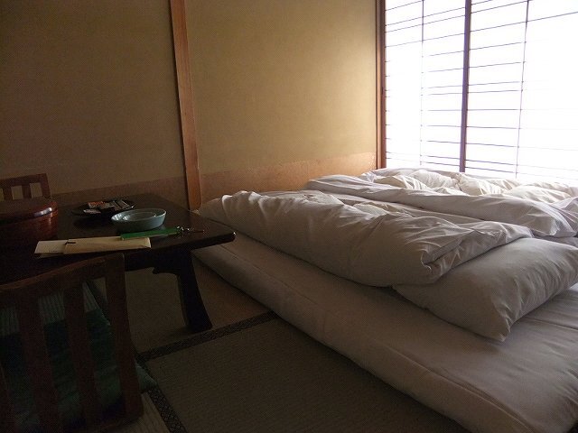 布団が敷いてあるのはチョット…。だけど手間を省いての料金設定なんですから。寝るまで布団を丸めておきます。