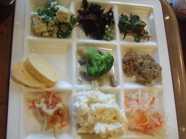 １１１０１３－０７０３．木曜。きのう食べなかったポテトサラダを欲張った。このあとアナウンスされた焼きたてクロワッサンに手が出ない。