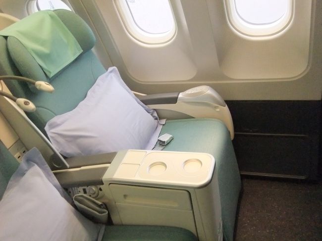 KEビジネスは初めてです☆<br />しかもKE自体６年ぶり？！<br /><br />座席はなんと１Ａ！！<br />ファーストクラスの席じゃん〜！！<br />ラッキー♪♪