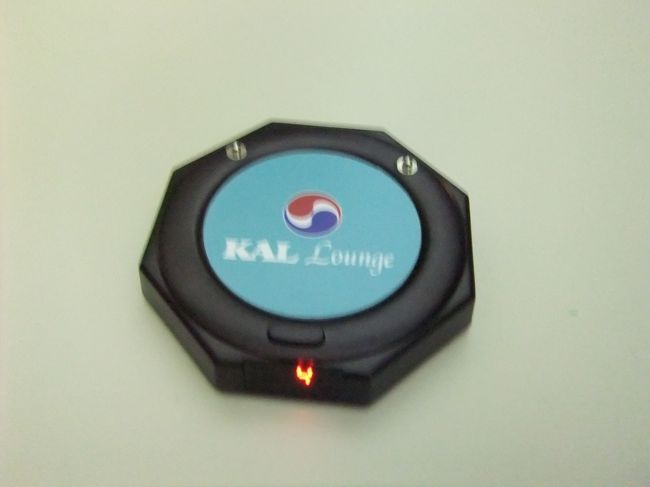 １時間ほどでソウルに到着。<br />次のフライトは20：05発なので、シャワーを浴びようと思ったら順番待ち。<br />フードコートみたいなベル。笑